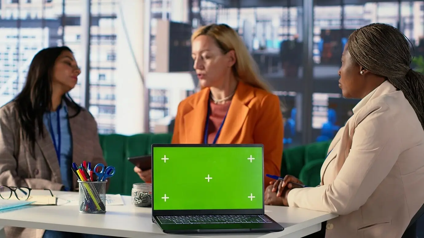 Мультикультурная команда специалистов в офисе использует макет со свободным местом для текста.