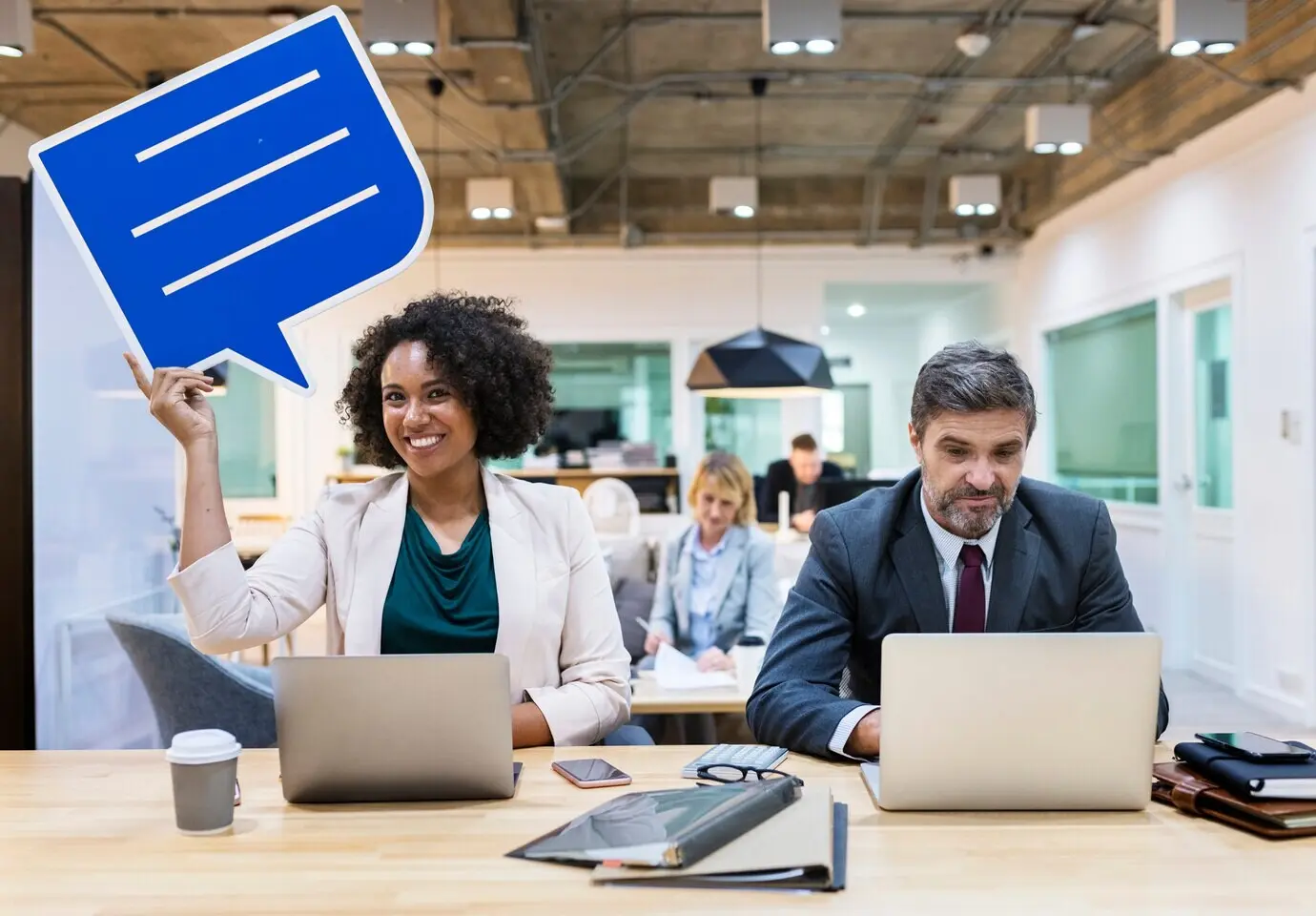 Весёлая женщина с речевым пузырём