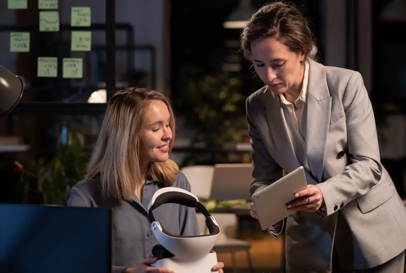 Женщины тестируют очки виртуальной реальности.